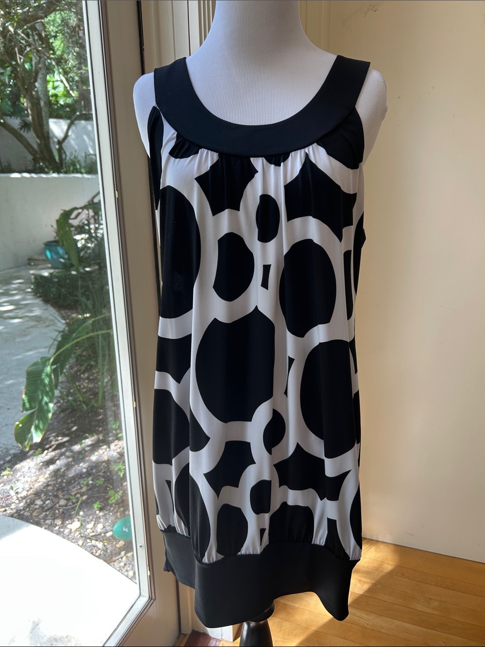 BCX Black and White Sleeveless Graphic Circle Dress